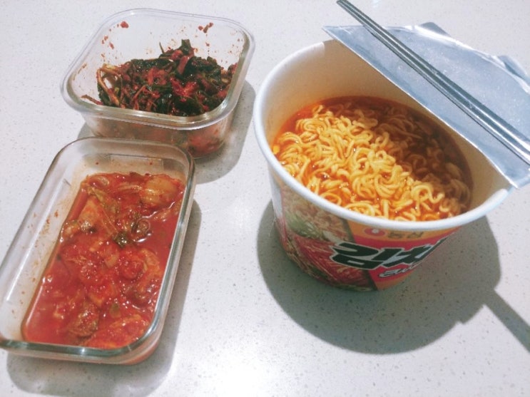  CU 농심 김치 큰사발면 2+1 후기 한파 폭설 비상식량 컵라면 칼로리 가격 뚜껑반접기 고들빼기김치 배추김치 네이버페이현장결제 페이백 환급 이벤트 지출방어 후기