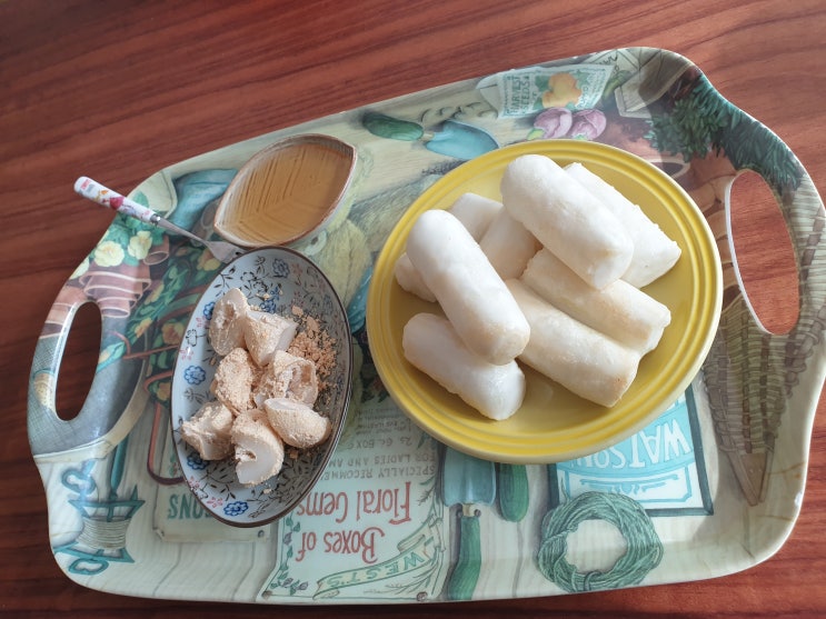  추운 겨울에는 가래떡에 꿀 찍어 먹고 싶지 않으세요.