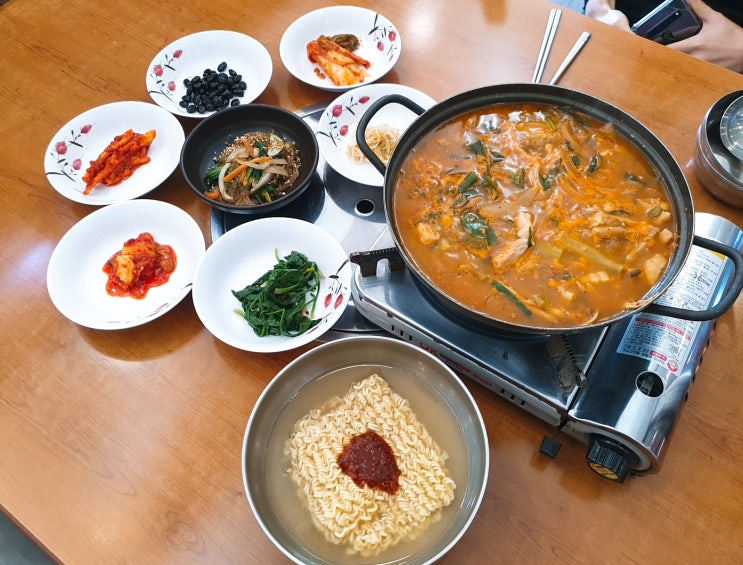  울산 호계 맛집 촌돼지찌개에 푸짐한 백반 한상 정안정에서 맛보다
