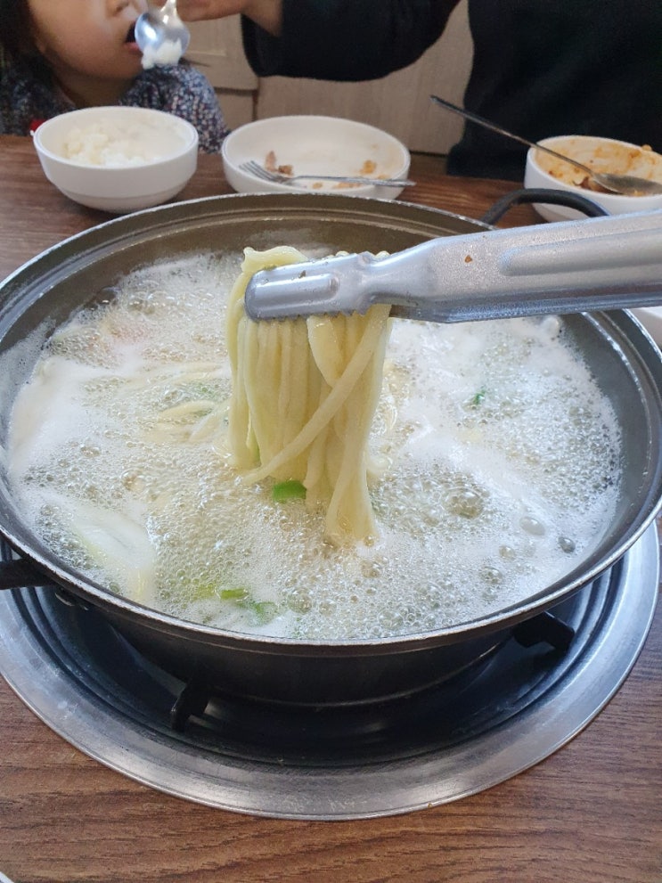  수지 동천동 맛집 홍두깨칼국수에서 7천원에 보쌈, 보리밥, 칼국수를 한끼에 해결하기
