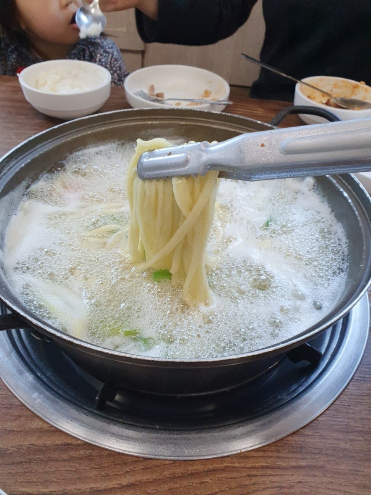 수지 동천동 맛집 홍두깨칼국수에서 7천원에 보쌈, 보리밥, 칼국수를 한끼에 해결하기