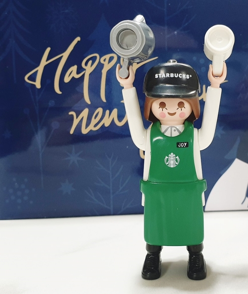 [이벤트피규어] 스타벅스 플레이모빌 1주차(Starbucks Playmobil) 콜라보 피규어 -스타벅스 파트너, 조이(JOY) 크기비교