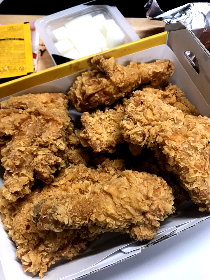  오늘 저녁은 생일 선물 받은 BBQ치킨 쿠폰으로
