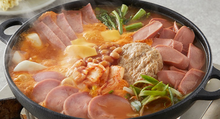  푸짐한 재료 구성과 어마어마한 양으로 부대찌개 칼칼함이 매력적