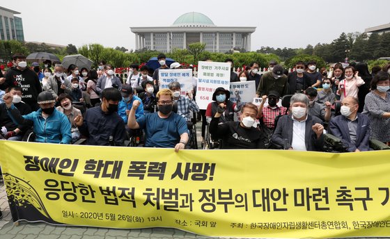 개줄로 묶고 빨랫방망이 폭행···친모 손에 숨진 지적장애 아들 개줄로 묶고 빨랫방망이 폭행···친모 손에 숨진 지적장애 아들