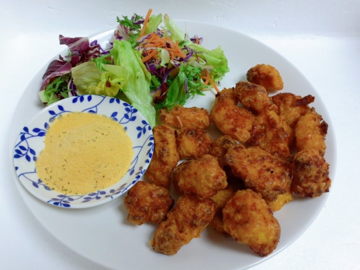  '치즈 시즈닝 뿌렸닭' 플러스 샐러드 맛있당!