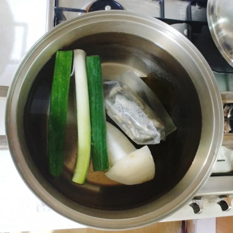  국물요리의 감칠맛을 더해주는, 국물요리의 기본인 멸치다시마 육수 내기!!