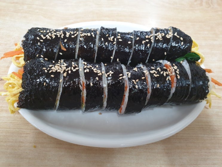  오늘 저녁에 뭐먹지 하다가 과식했다.
