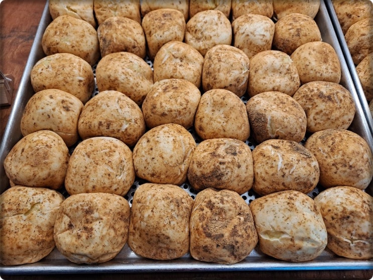  그냥 감자아니고.. 카페 감자밭에서 판매하는 감자빵이라규~!