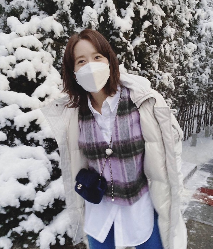  윤아 인스타그램 패션( 보라색 체크조끼,보카바카,샤넬 미니백)