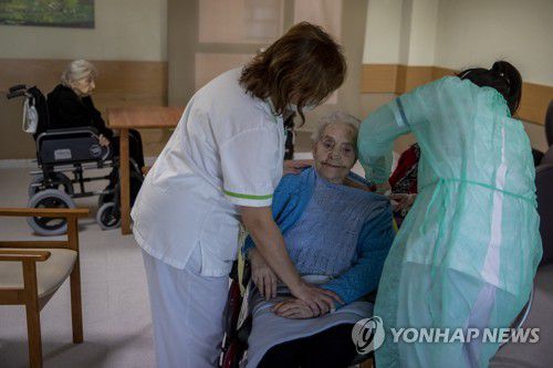 "딸 반대해도 요양시설 거주자 백신 접종"…스페인 법원 명령