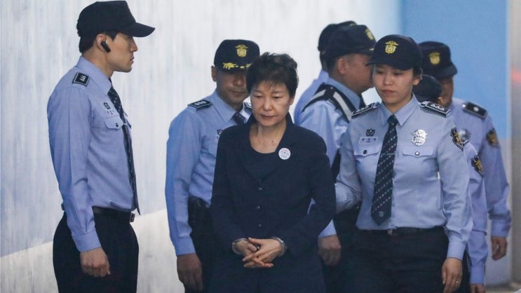 박근혜 : 한국 법원은 전직 대통령에게 20년 형을 확정하다.