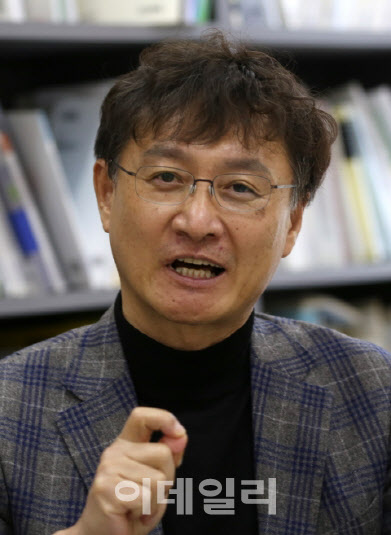 "4차 재난지원금, 코로나 무풍지대 공무원은 빼고 줘야" "4차 재난지원금, 코로나 무풍지대 공무원은 빼고 줘야"