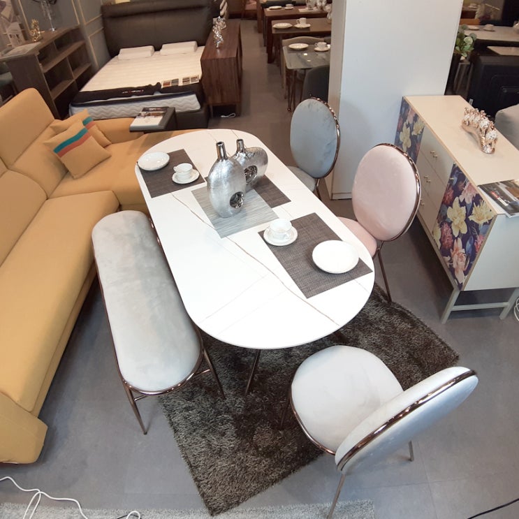 고급스러운 로즈골드 6인 무광세라믹식탁