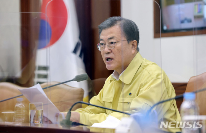  문재인 대통령, 정은경 코로나 백신 접종 전권 부여