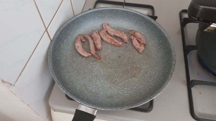  오늘 점심 메뉴는 갈빗살, 김치, 잡채, 감자 볶음밥과 순두부찌개입니다
