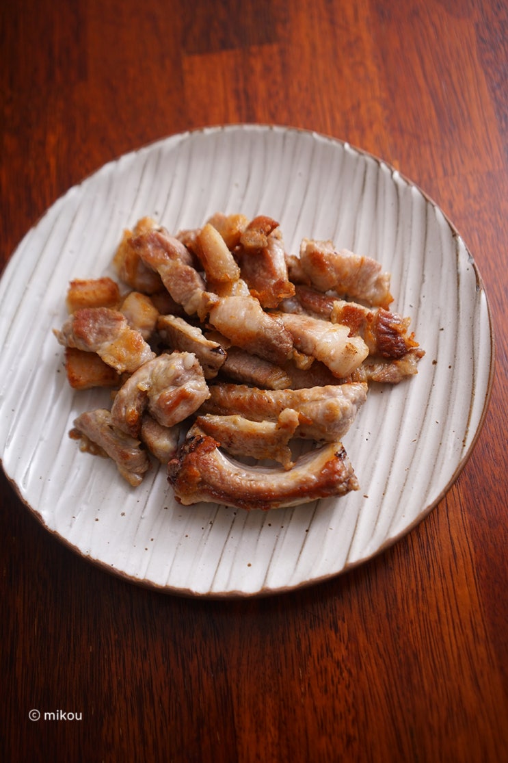  생갈비가 먹고 싶다면 로히스 백갈비로 구워요.