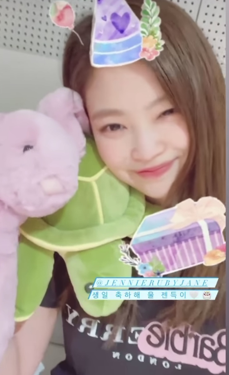 블랙핑크 제니 인스타그램 스토리 : 바비 반팔 (barbie) / 버버리(jennie faahion)