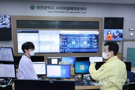 휴일 시민안전 업무수행 현장 근무 중인 <b>공직자</b>들 <b>격려</b>