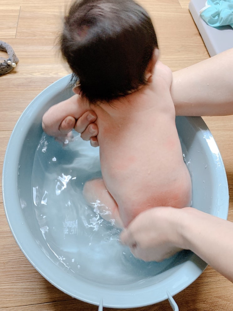  [육아일기 강빵떡이D+71일] 응가테러 새벽목욕 / 옹알이 / 흑백모빌 / 아기체육관피아노 / 주먹고기 챱챱(손빨기) / 아기손톱발톱자르기 / 터미타임