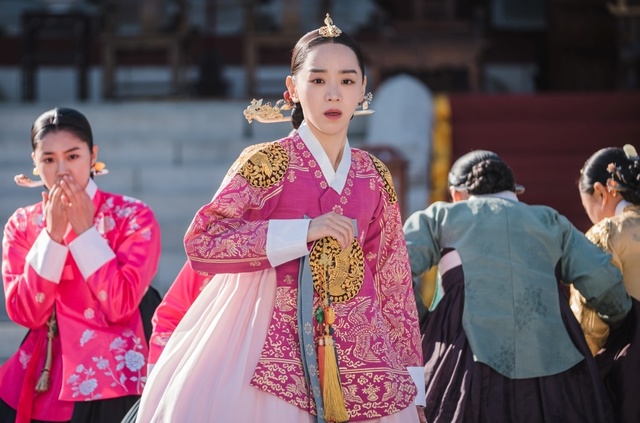 철종(김정현 나이 프로필), '아수라장 된 연회장' 위기…'철인왕후' 12화 예고 변신한 신혜선 철종(김정현 나이 프로필), '아수라장 된 연회장' 위기…'철인왕후' 12화 예고 변신한 신혜선