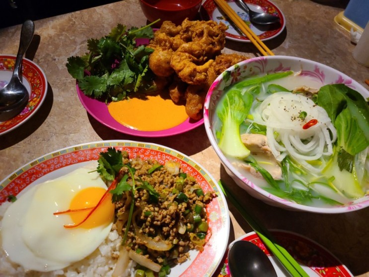 용리단길(?) 신용산역 베트남 음식점 효뜨 - 닭튀김, 닭고기 쌀국수, 돼지고기 덮밥