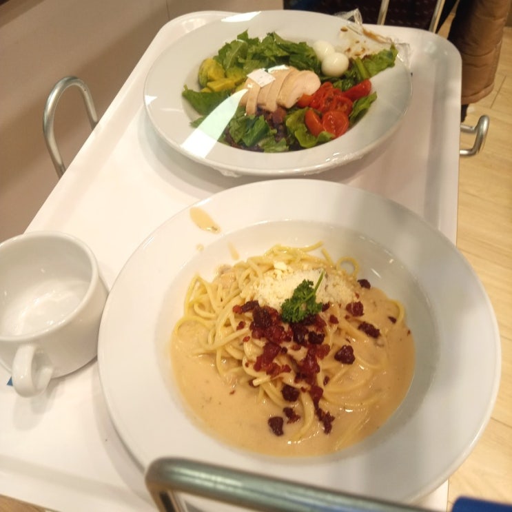  이케아에서 버섯크림파스타와 닭가슴살 샐러드 먹기