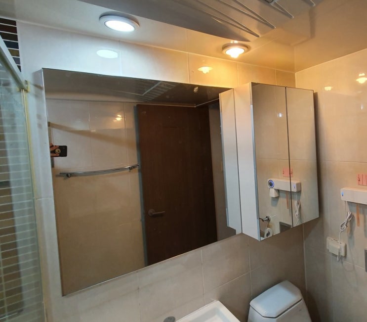 청주욕실수납장교체 "오래된 욕실 거울이 지저분해서 교체하고 싶어요" 오창 한라비발디 아파트