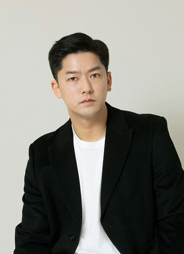 이용우, <b>써브라임과 전속계약</b>... 송강호·비와 <b>한솥밥</b>!