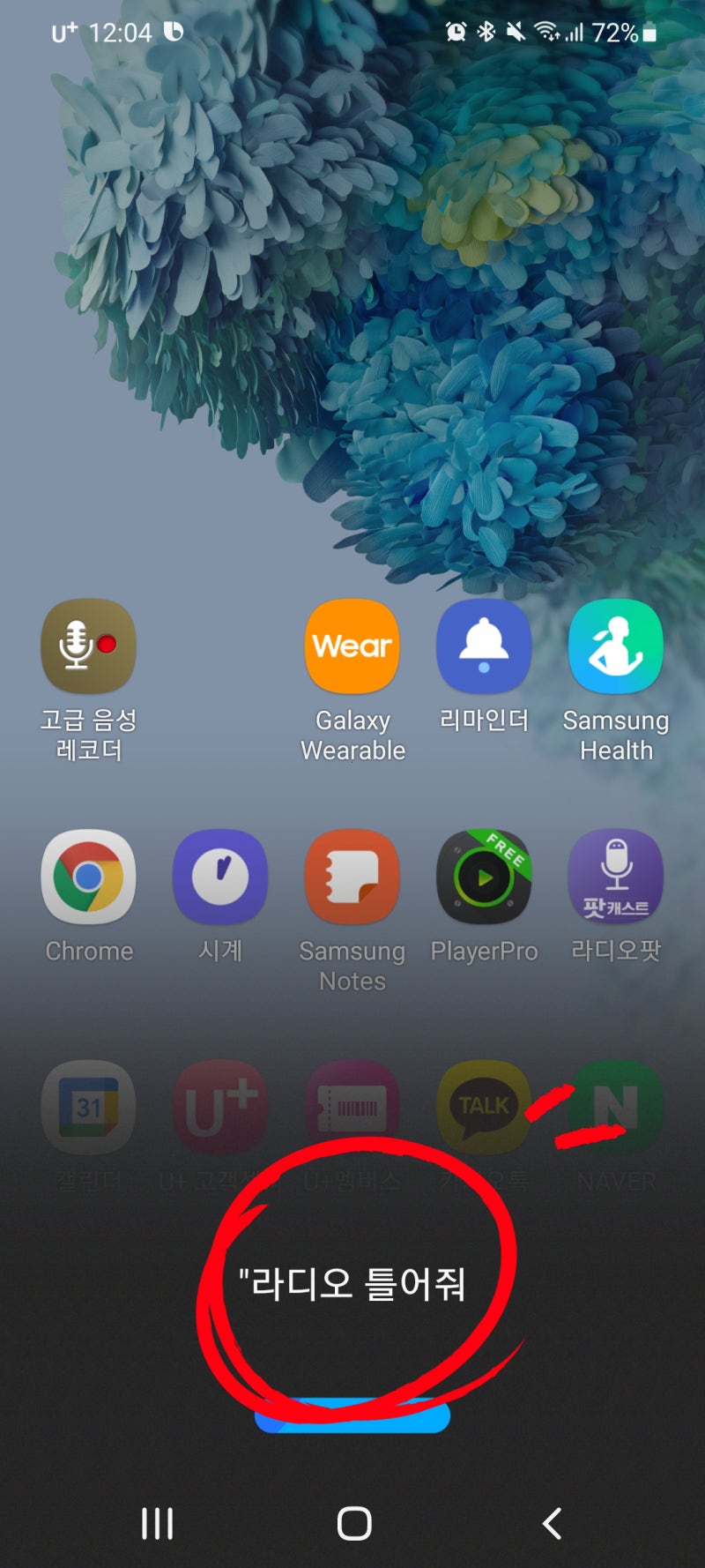 앞에 있는 로봇에게 손을 흔드는 남자 벡터 – Unsplash의 기술 이미지, image size:800x1778