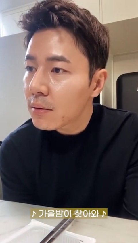 적재를 다정하게 부르는 이규형 적재를 다정하게 부르는 이규형