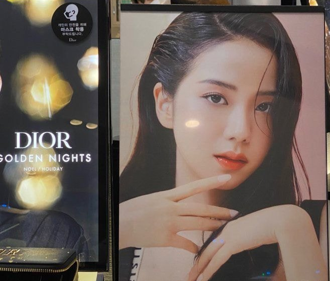 백화점 1층을 지배한 블랙핑크 백화점 1층을 지배한 블랙핑크