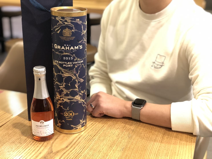  [W] 양가 첫인사 후기 - 1 : 그라함 와인 / 꼬시다,꽃 꽃다발 / 조니워커 블루라벨 / 경복궁 사당점
