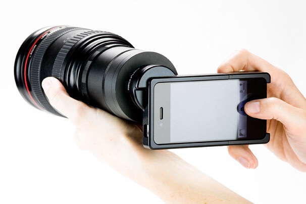 아이폰 기본 카메라의 성능을 몇 단계 올려주는 도구: 카메라 셔터 그립 (+과거의 이상한 아이폰 악세사리들)