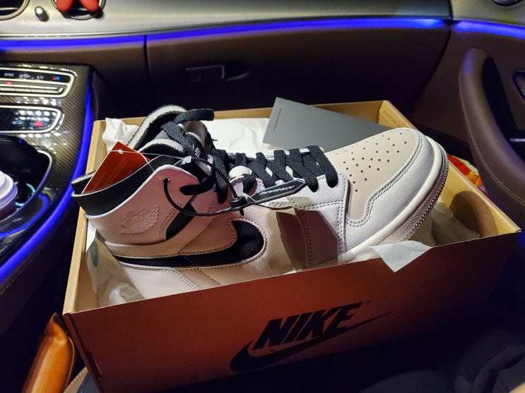 나이키 에어 조던 1 줌 컴포트 서밋 세일 너무 예뻐서 크림 리셀가로 구매했어요.