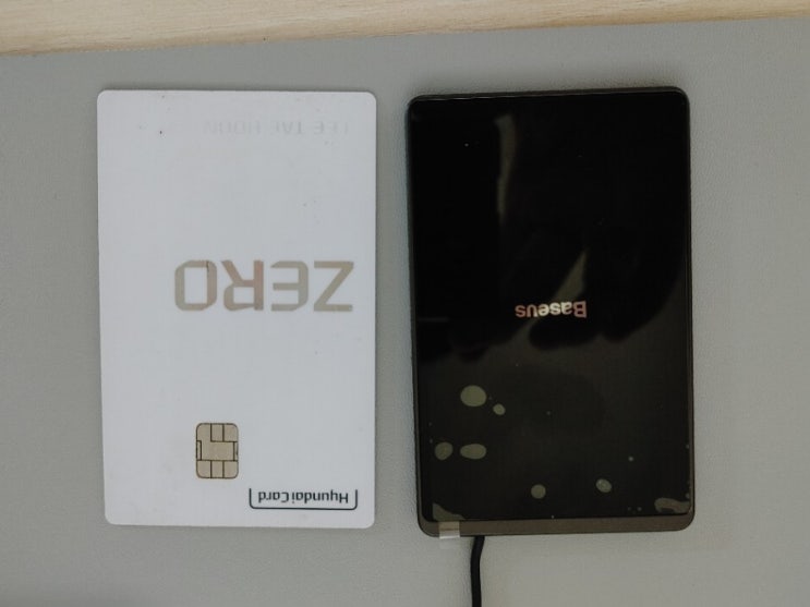 베이스어스 초슬림 카드형 무선 충전기- 얇고(신용카드 4장 두께) 작고(신용카드 크기) 가벼워서 책상위에 올려놓고 쓰기 편하네요.