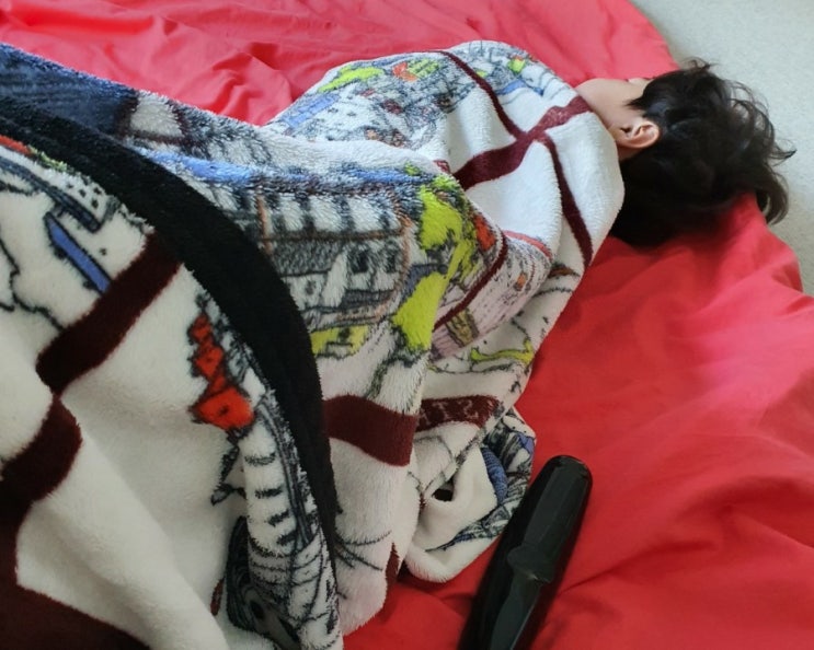  늦잠자서 어린이집 쨋어요..