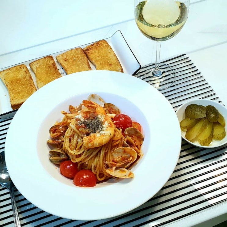 오늘의 저녁 메뉴 추천 : 해산물 토마토 파스타 만들기 / 마늘빵 / 샤도네이 화이트 와인
