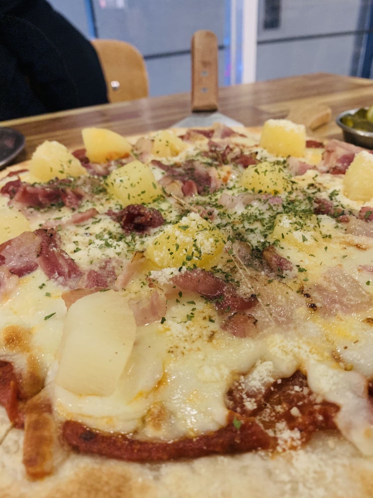  하와이안베이컨피자 맛있게 맥주 한잔하며 먹었어요