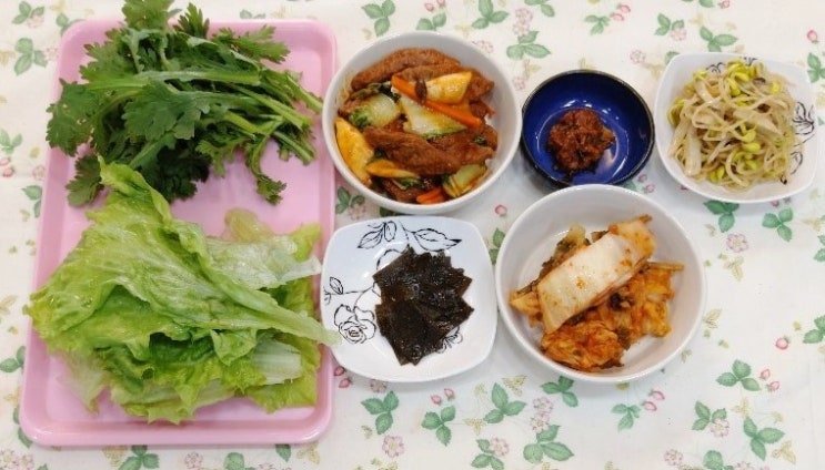  비건채식밥상23 / 백미밥, 감자 청국장, 김장김치, 다시마조림, 콩나물새송이버섯볶음, 비건양념갈비살, 쌈채소와 쌈장