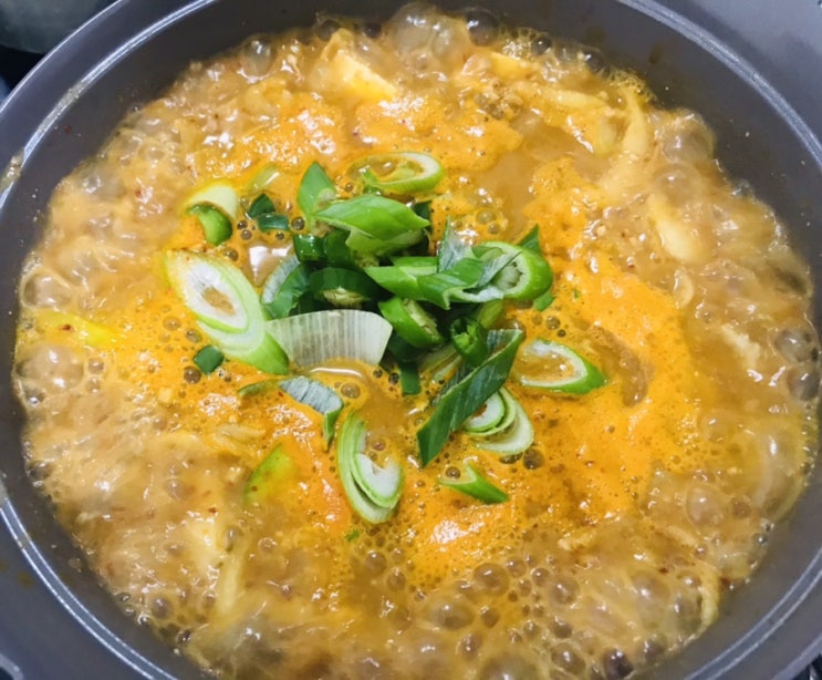  [된장 넣은 묵은지 청국장 찌개] 건더기 푸짐하게 넣기