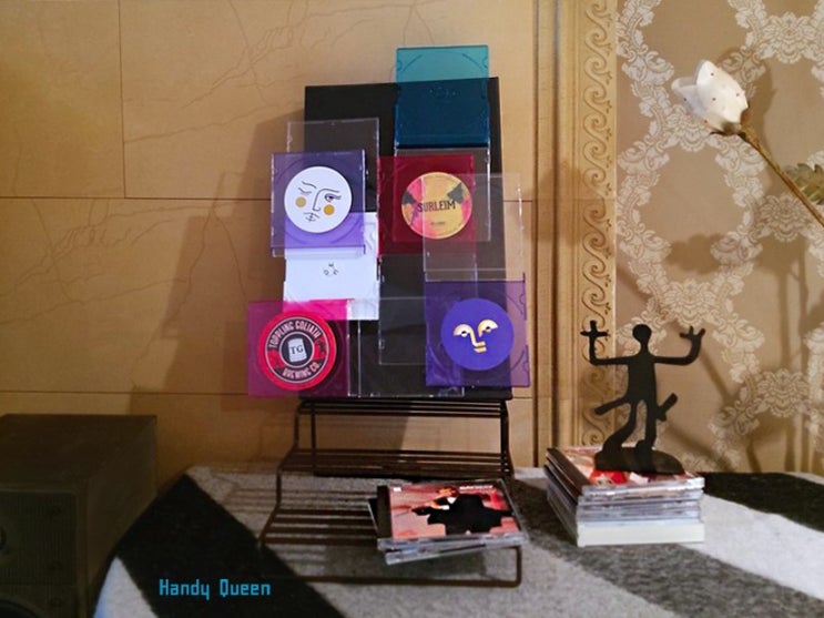  벽 인테리어 / CD케이스와 노트북 케이스로 만든 액자 스타일의 거실 인테리어