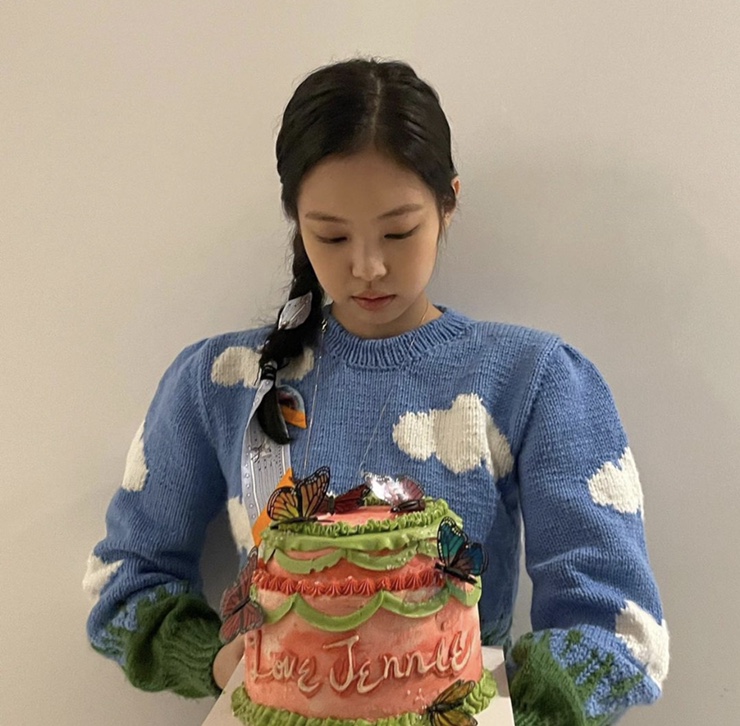  제니 구름니트 가격,브랜드(리리카마토시)lirikamatoshi/인스타그램 생일패션