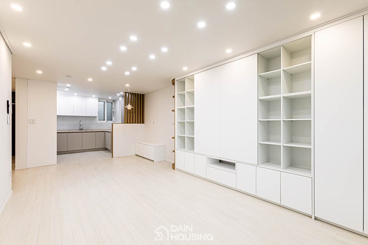  [마포구 성산동 성산시영아파트 23평 인테리어] 화이트 월플렉스와 우드 간살 파티션으로 엣지있게 완성된 공간...by 다인하우징