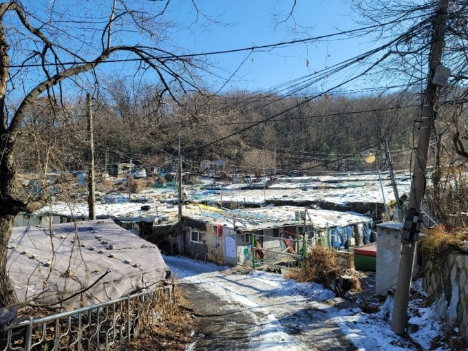 "거리두기로 봉사자도 발길 뚝" 혹한보다 시린 '쪽방촌 고독'