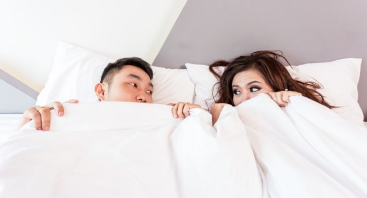 연인이 침대에 다른 남자와 있는 것을 보고 격분해 흉기를 휘두른 경찰관 집행유예