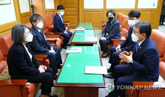 복지부 "아동학대 사범 집행유예 적용 엄격해야"..사법부에 제안 복지부 "아동학대 사범 집행유예 적용 엄격해야"..사법부에 제안