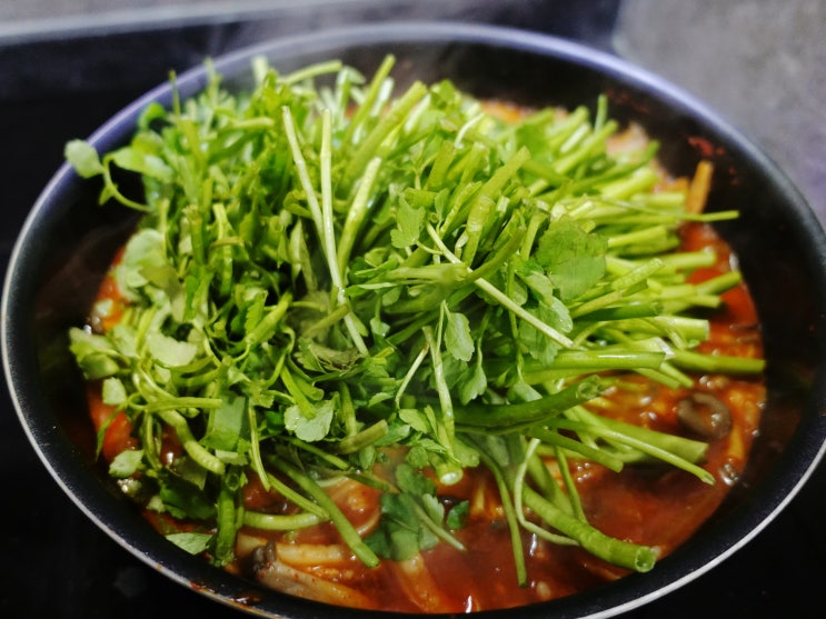  신혼부부집밥첼린지 ㅣ 매운버섯전골 (집에서 한 잔 하기 좋은 간단한 저녁메뉴추천)