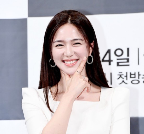 이엘리야, 보좌관 윤혜원으로 '날아라 개천용' 특별출연!! 느낌있네요..(+나이 프로필 인스타)