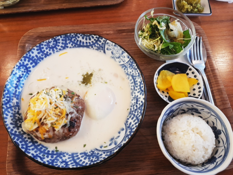  [서울 학동역] 감성 카페 분위기의 함박스테이크 맛집 "HEYA"(위치/메뉴/가격/영업시간)